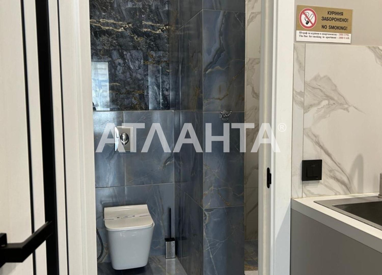 Продаються діючі апартаменти в центрі Львова.