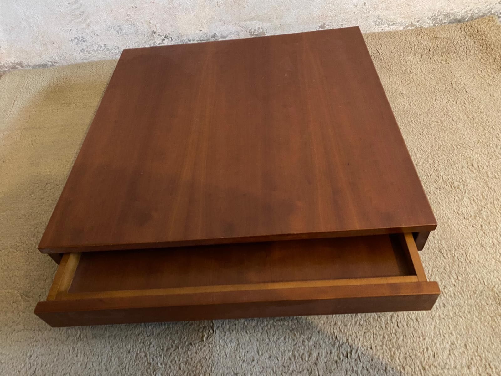 Mesa de centro em cerejeira com gaveta.