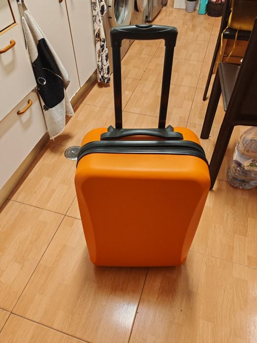 Vendo mala de viagem nunca usada ainda tem código de barras