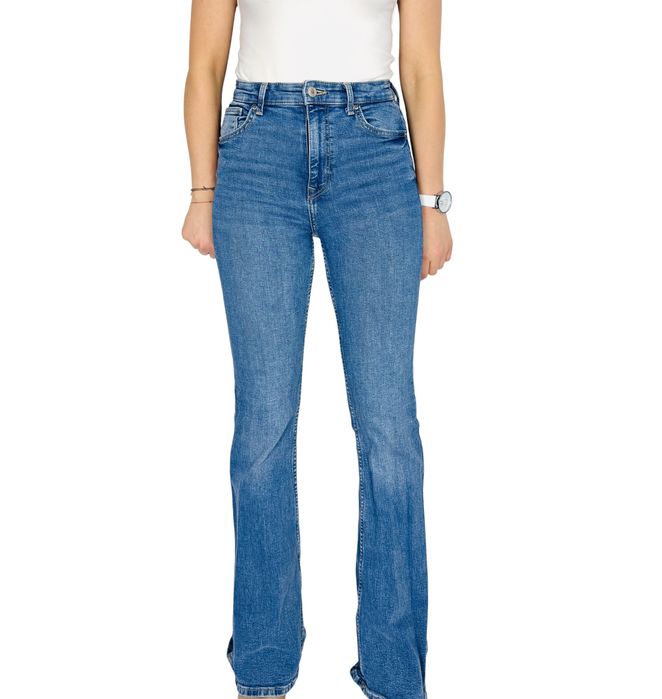 Niebieskie jeansy z rozszerzaną nogawką S 36 Bershka