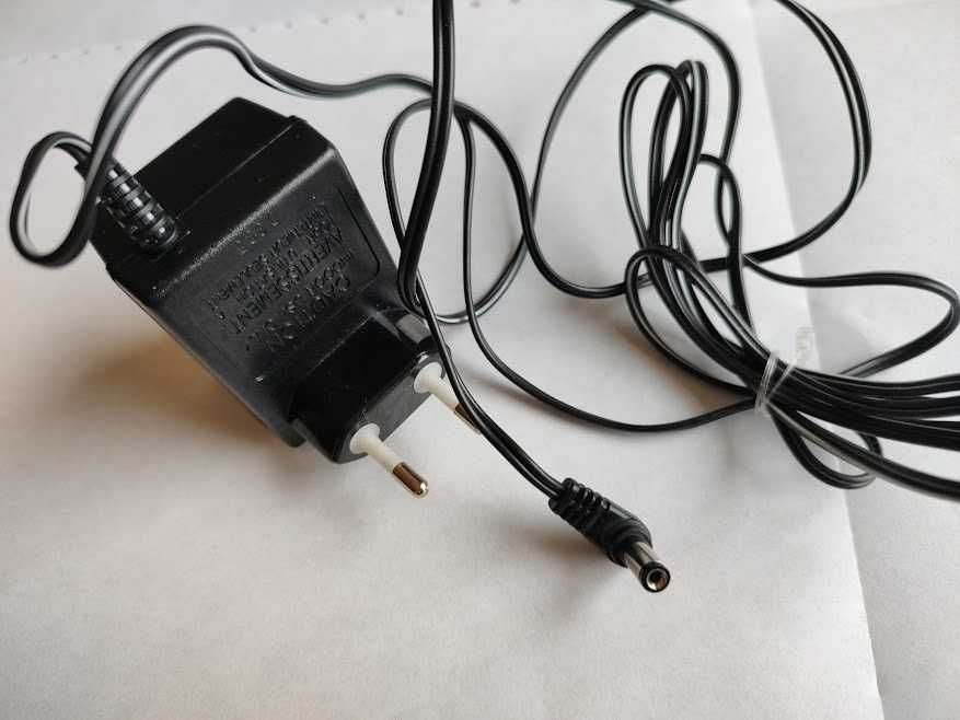 Zasilacz 9V 300mA AG350900.300 AtLinks daje prąd zmienny