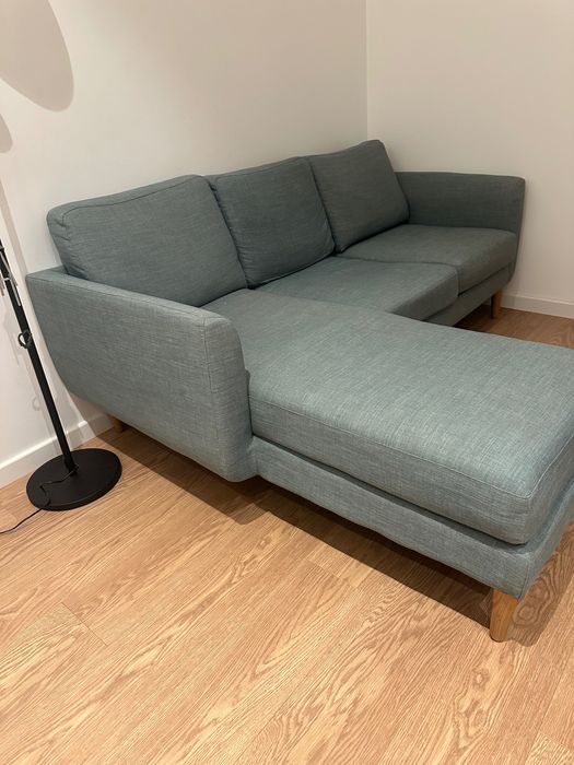 Sofá 3 lugares chaise longue da La Redoute cor verde eucalipto