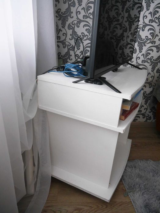 Біла тумба під телевізор