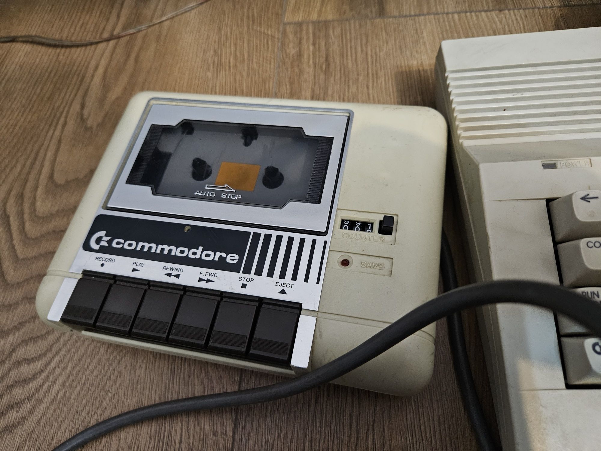 Stary retro komputer Commodore 64 plus magnetofon na kasety joystick