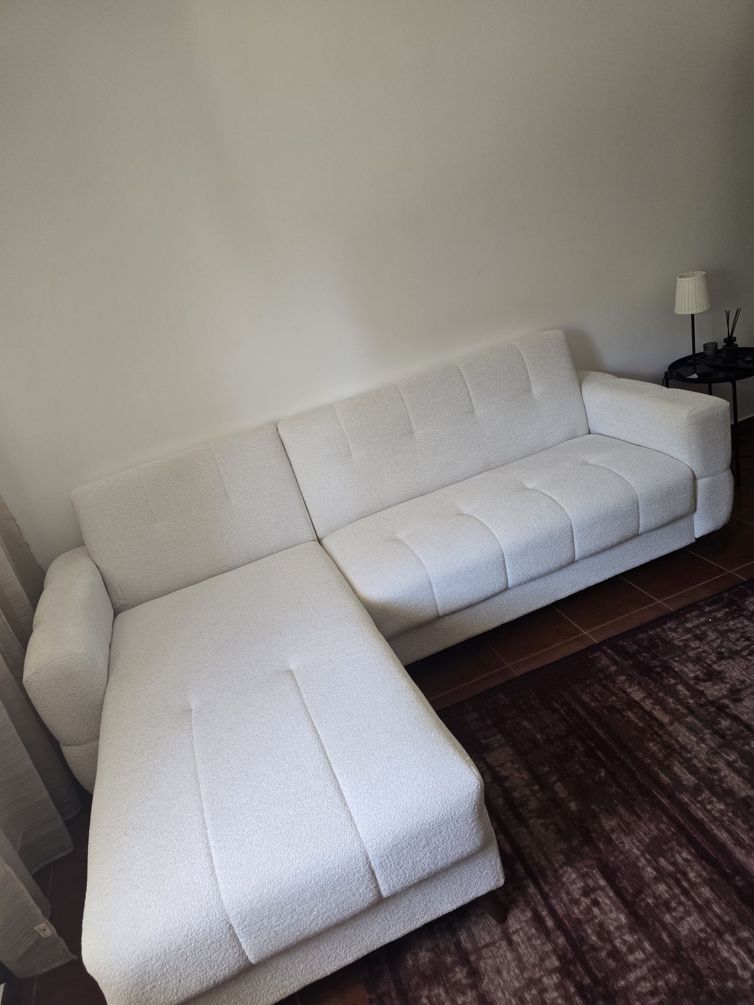 Vendo sofa com chaise longue que faz de cama