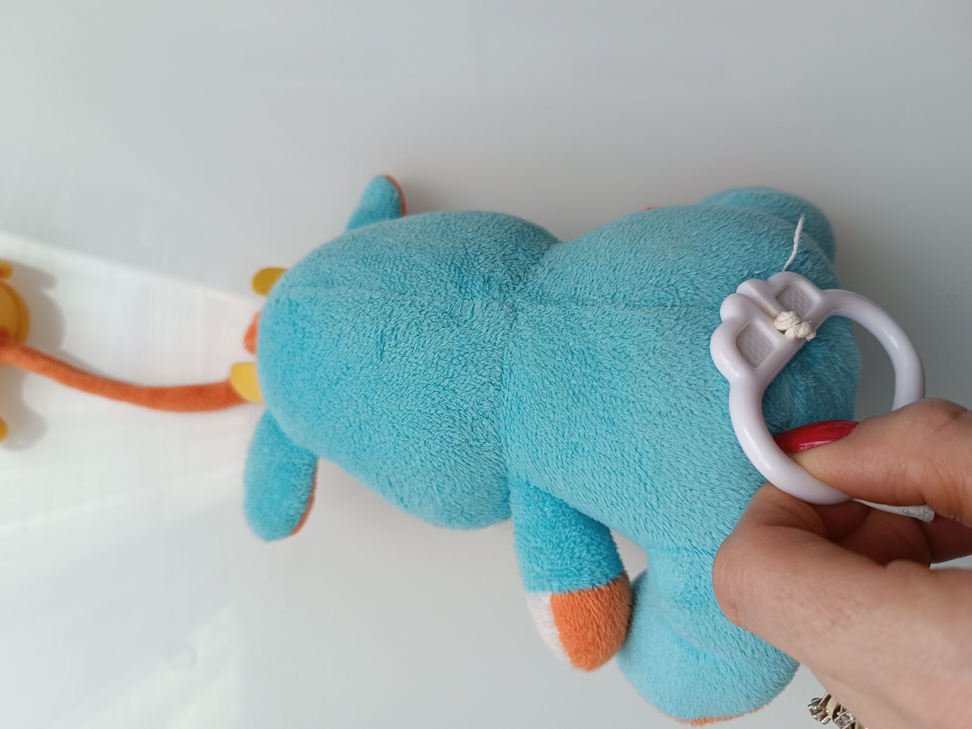 Gryzak FAT Brain Toys przyssawka grzechotka silikonowa