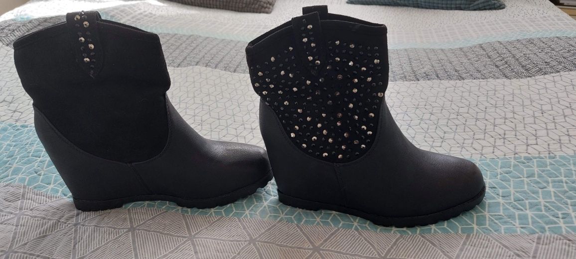 Botas pretas com salto compensado