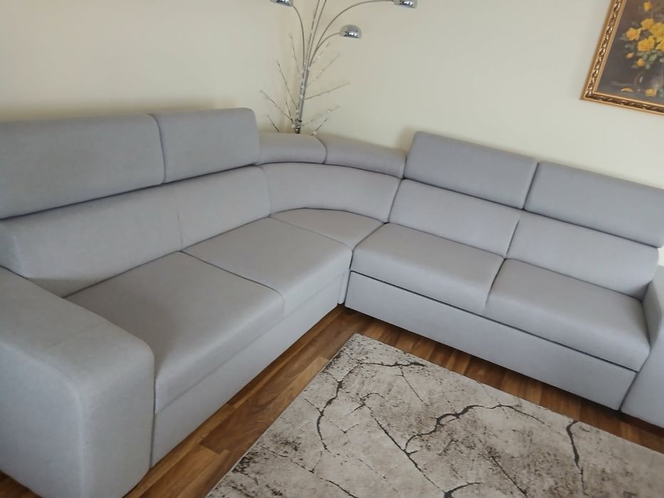 Ładny i funkcjonalny narożnik szary