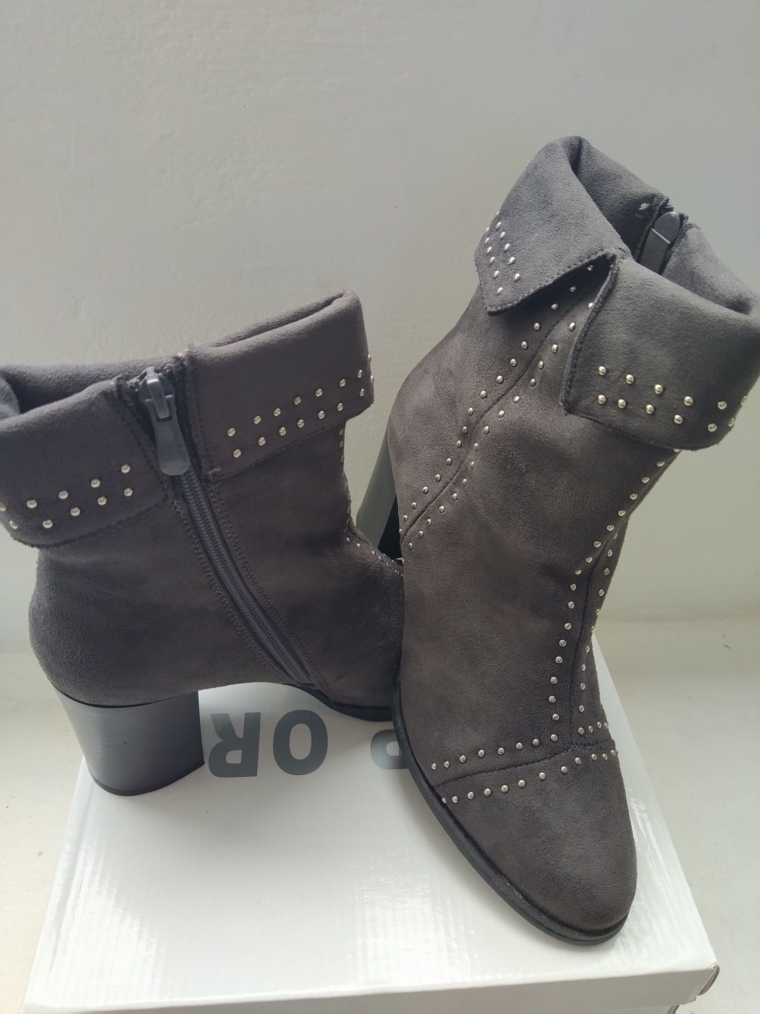 Botas cinzentas com tachas - Tamanho 39 - Novas!