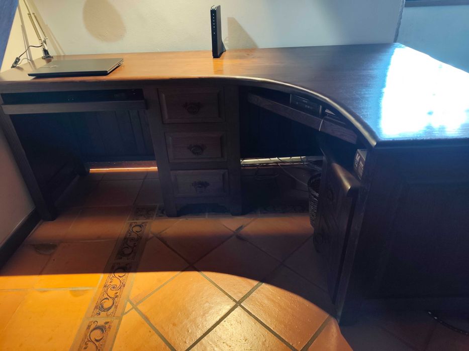 Secretária em madeira maciça