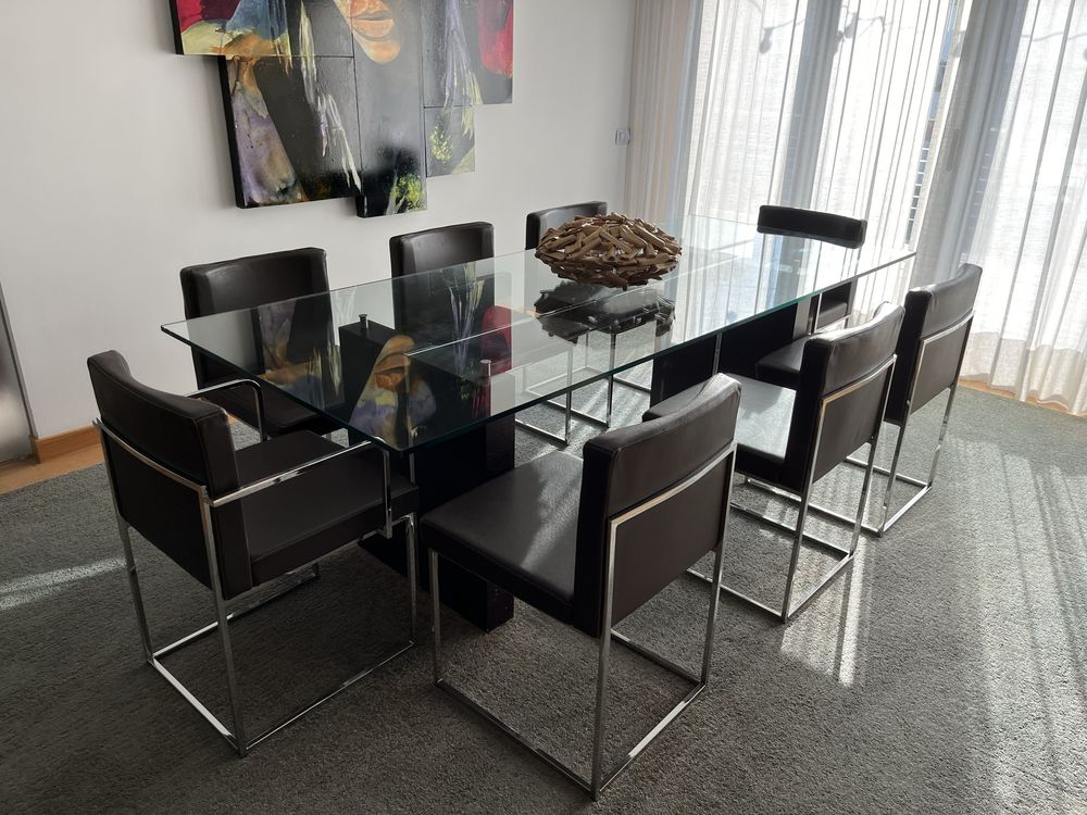 Vendo mesa de jantar, acompanha 8cadeiras em pele
