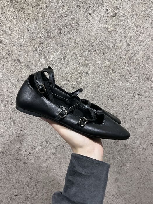 Чорні балетки з ремінцями