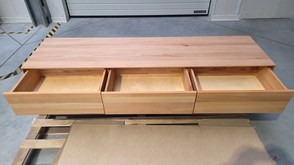 Komoda z drewna litego marki TheBEDS.