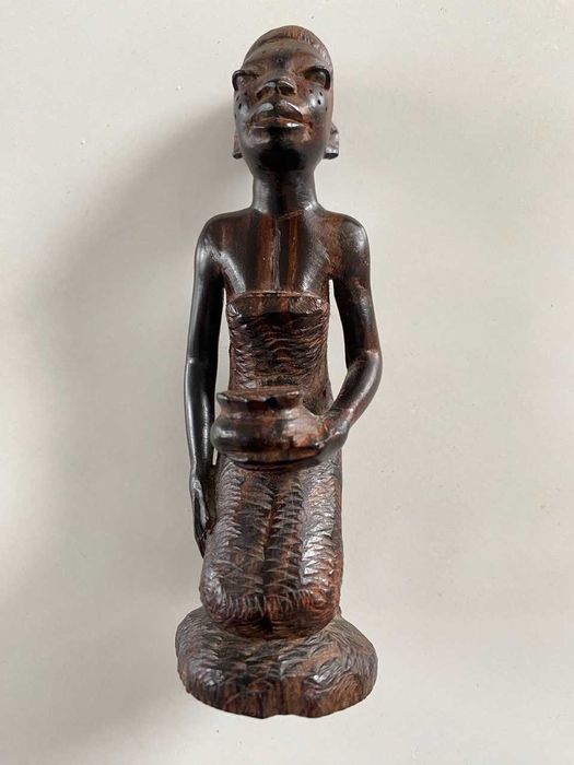 Ręcznie rzeźbiona figurka z drewna joruba, dekoracja.