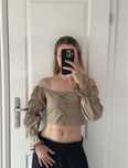 Crop top z bufiastymi rękawami i odkrytymi ramionami