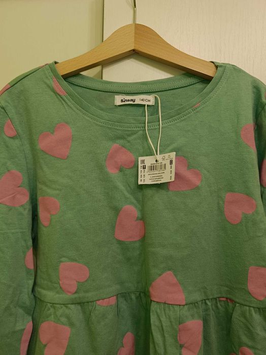 Nowa sukienka 140 w serduszka