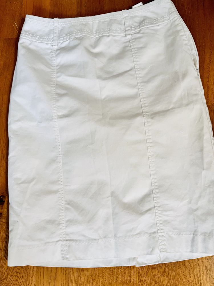 Biała, elegancka spódnica z grubego płótna