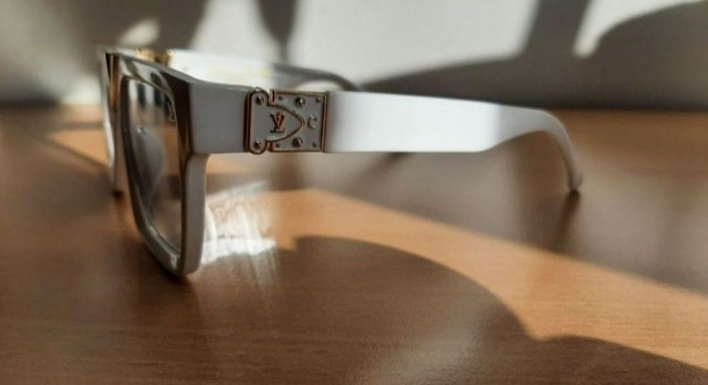 Louis Vuitton  okulary przeciwsłoneczne złote V nad nosem
