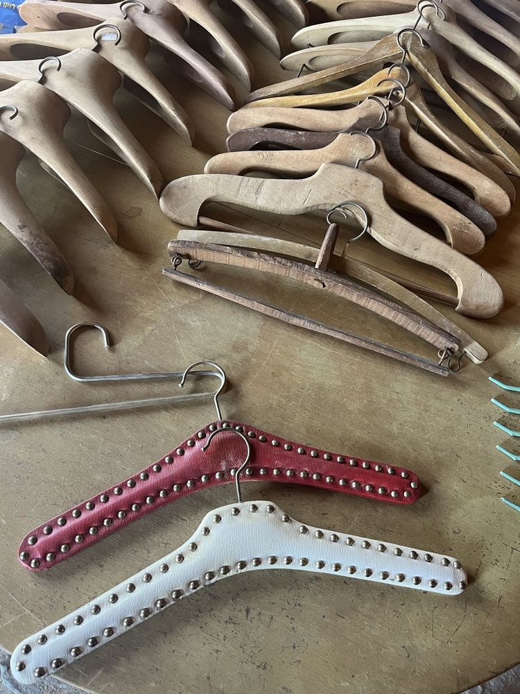 Cabides vintage com mais de 50 anso