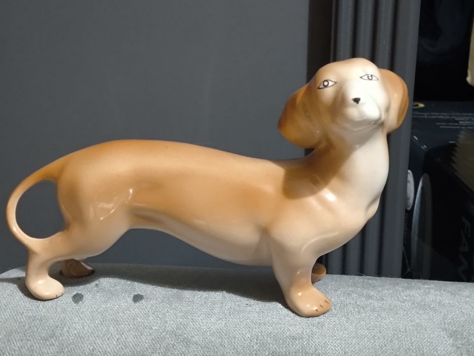 Stara porcelanowa figurka pies jamnik. Vintage
