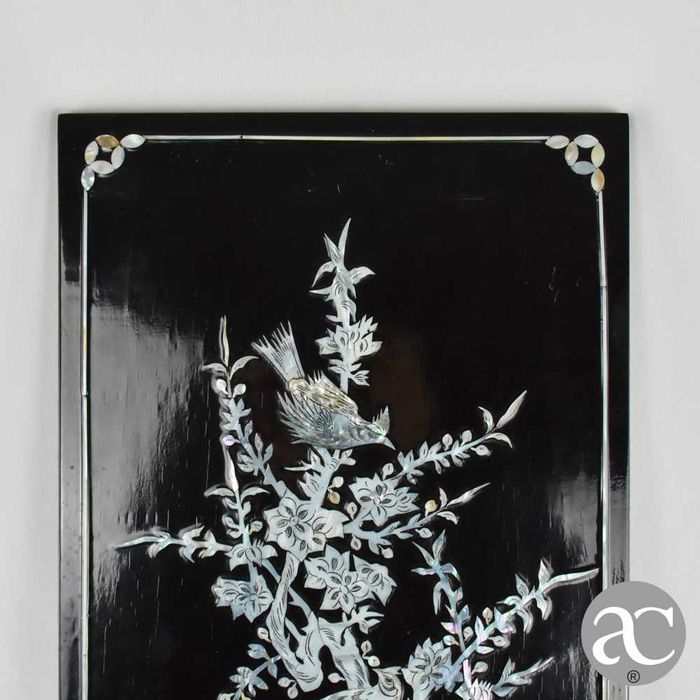 Painel chinês em madeira lacada com embutidos em madrepérola