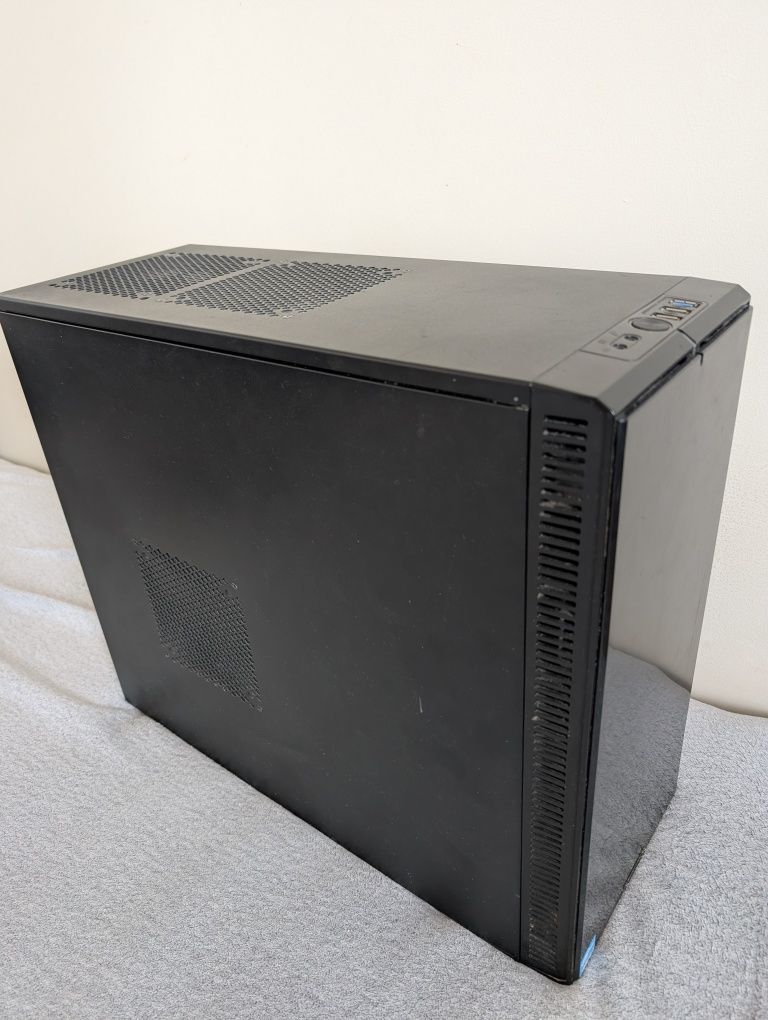 Obudowa wyciszona Fractal design define R2 + zasilacz OCZ 700 watów