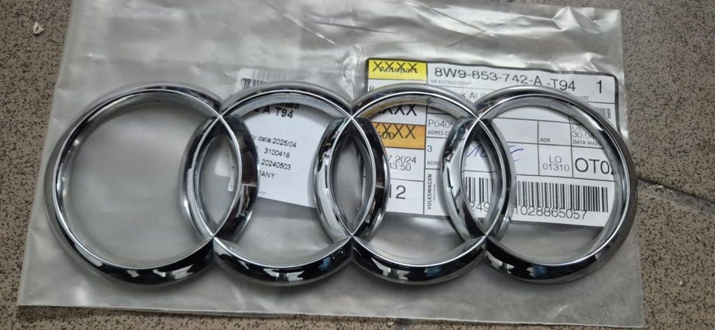 Oryginalny emblemat Audi A6 C8 znaczek Srebrny
