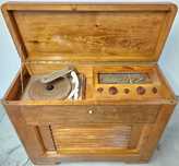 Móvel com rádio e gira discos EIA