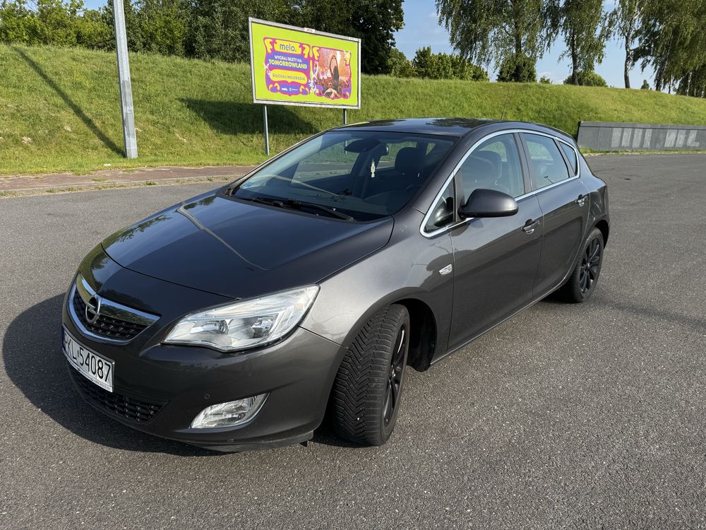Opel Astra J 1.7 CDTi 2011 rok