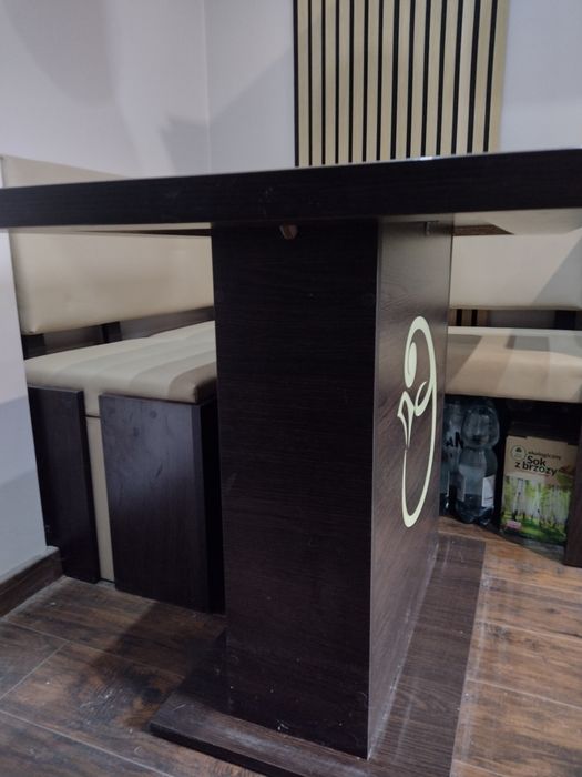 Stół z siedliskiem