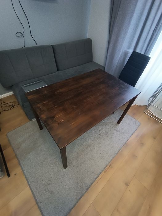 Drewniany brązowy stół