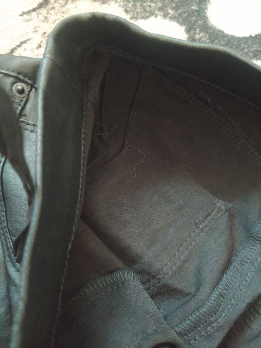 Spodnie rurki woskowane czarne Next jak legginsy