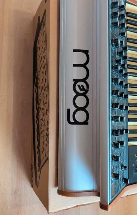 Moog Sub 37 como novo