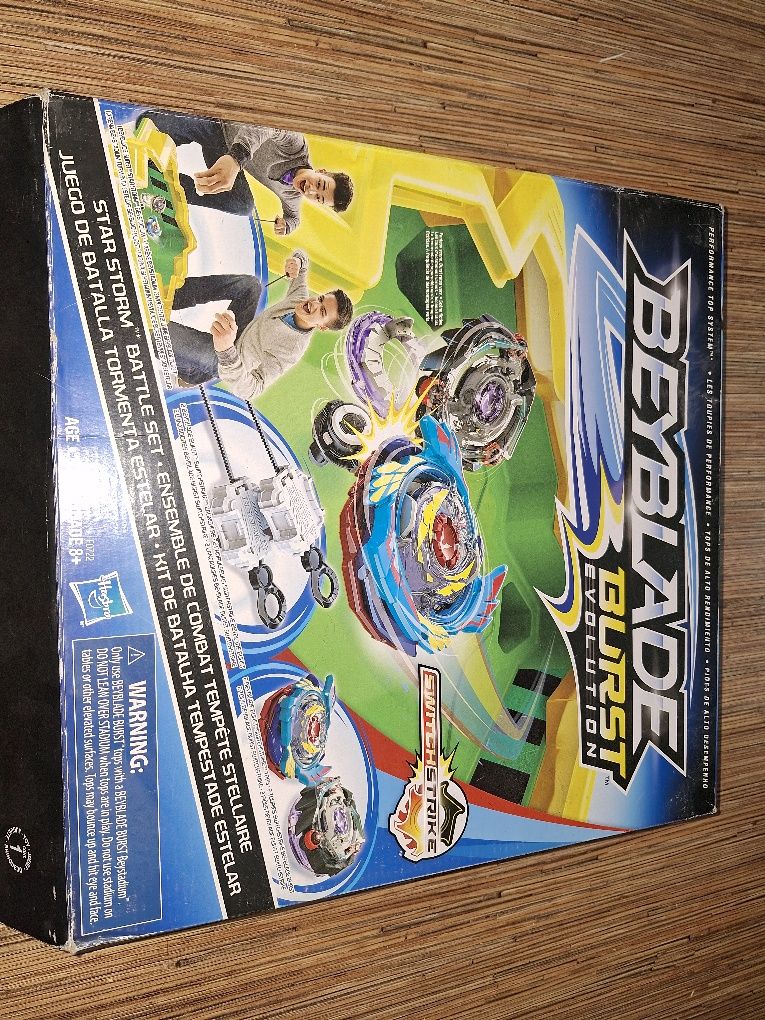 Sprzedam zestaw beyblade oryginał  hasbro plus arena z launcherem