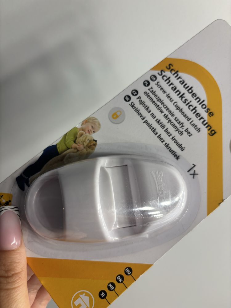 Nowe białe plastikowe zabezpieczenie na szafki przed dziećmi