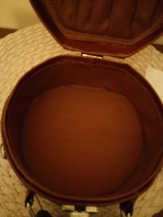 Kuferek hiszpański z zamknięciem