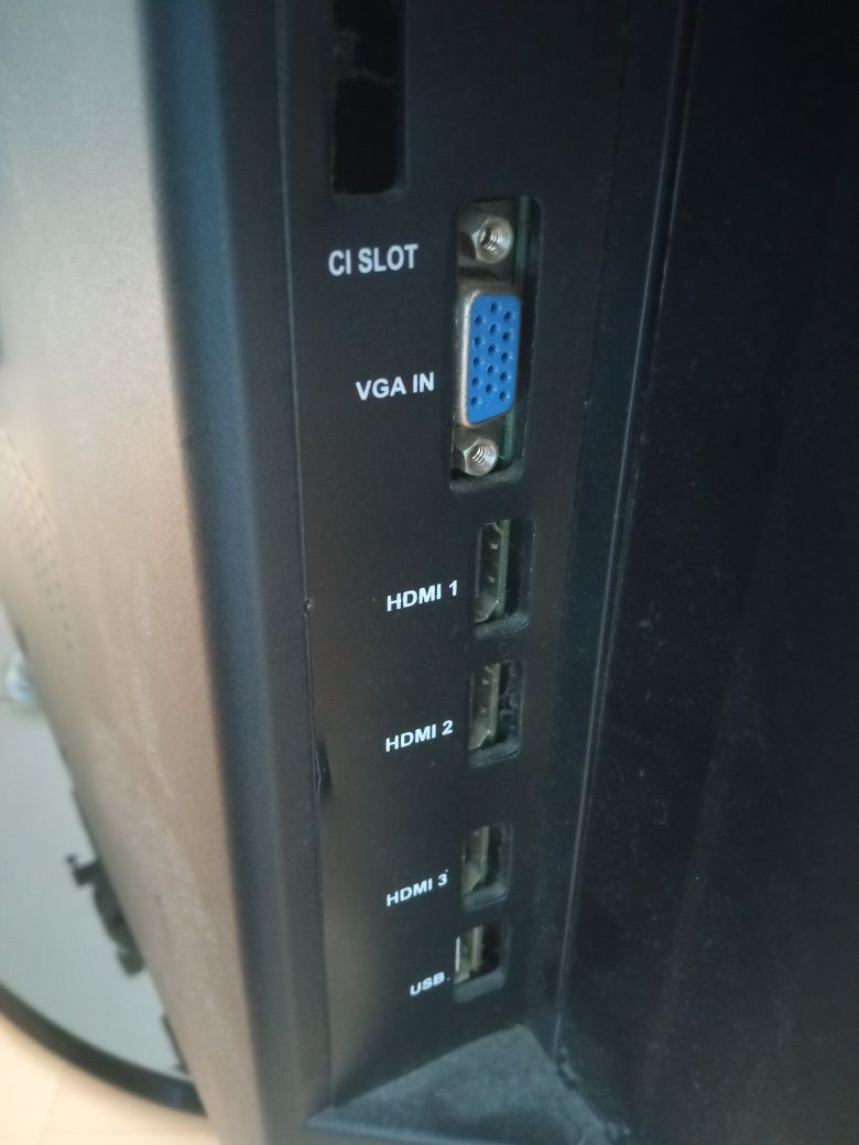 TV com ecrã 70 × 40