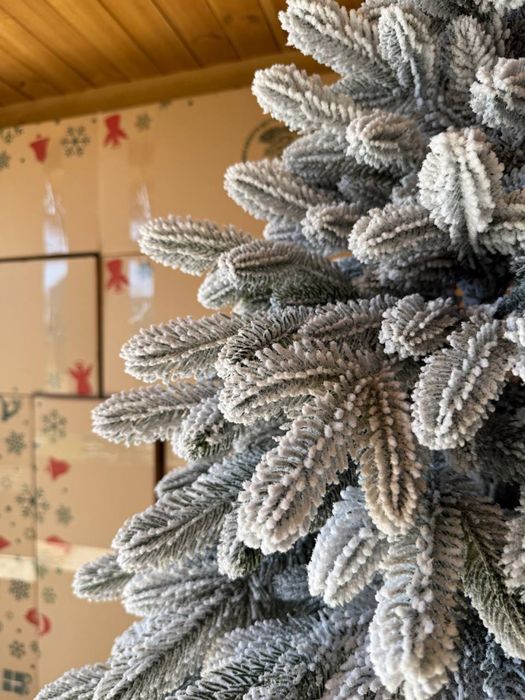 Ялинка засніжена Версаль