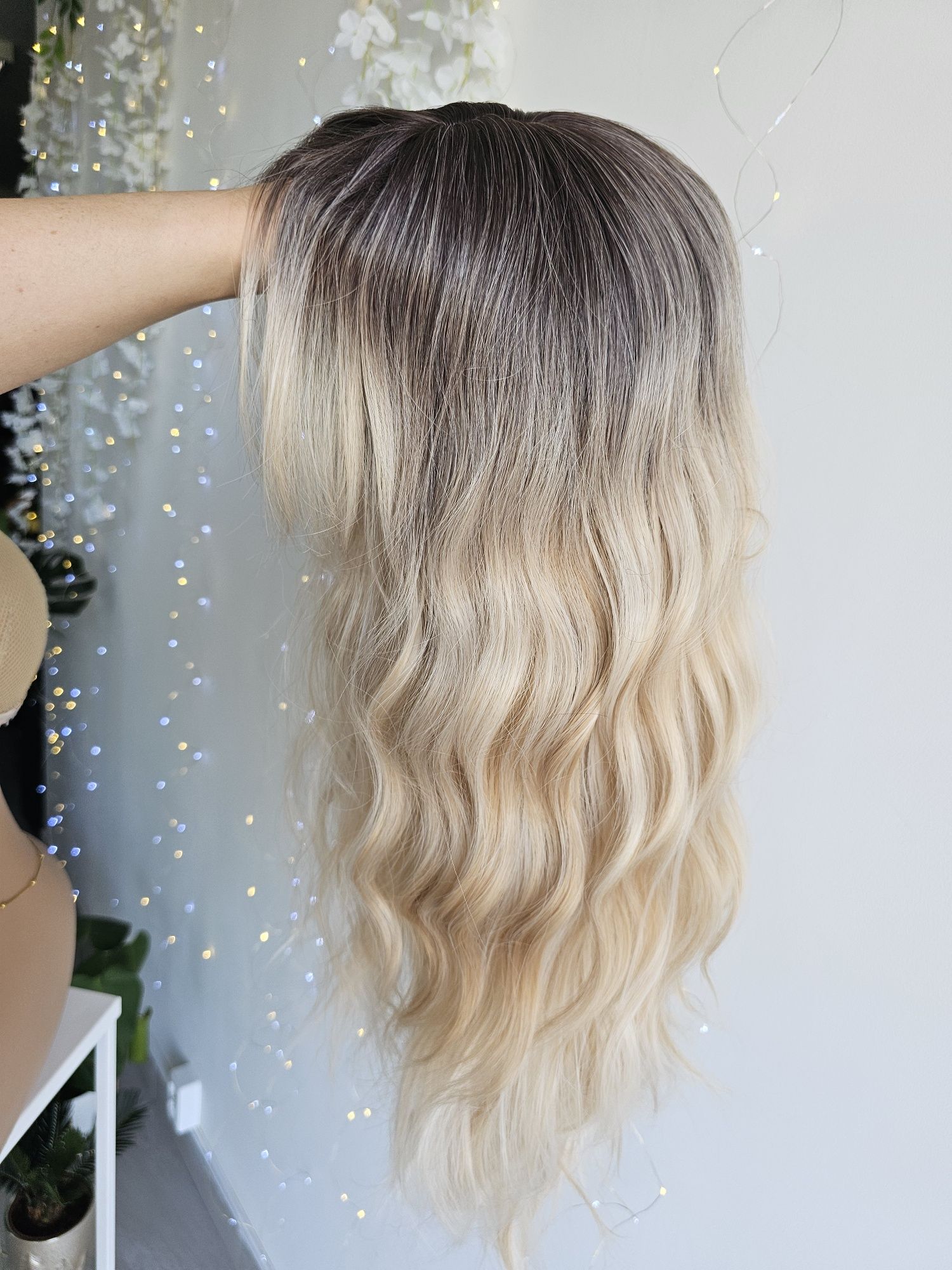Długa peruka mix blond z odrostem naturalna gęstość i fala 60 cm Aida