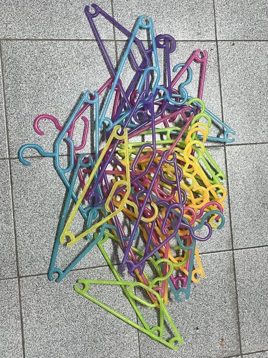 Cabides de plástico coloridos