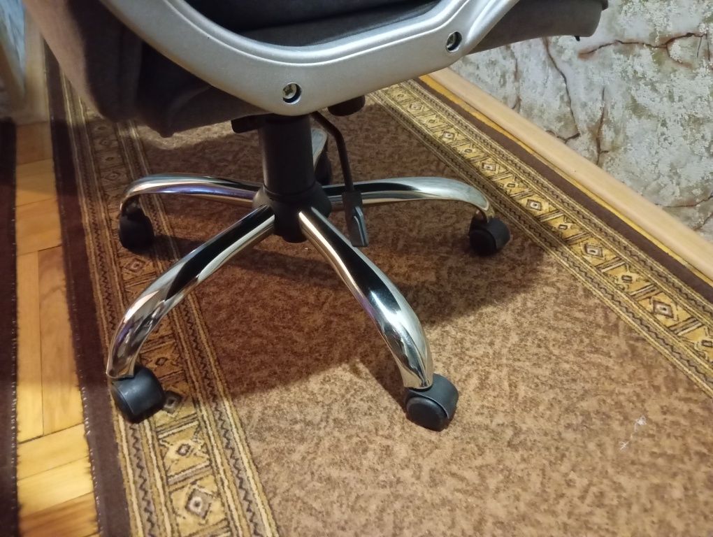 Продам офісне крісло!