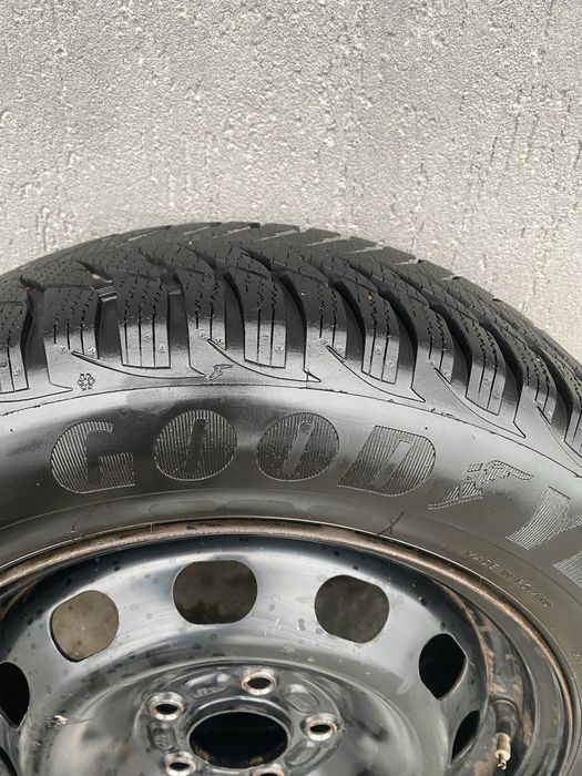 Колеса зимові Goodyear UltraGrip 8 195/65 R15, 5/108в гарному стані
