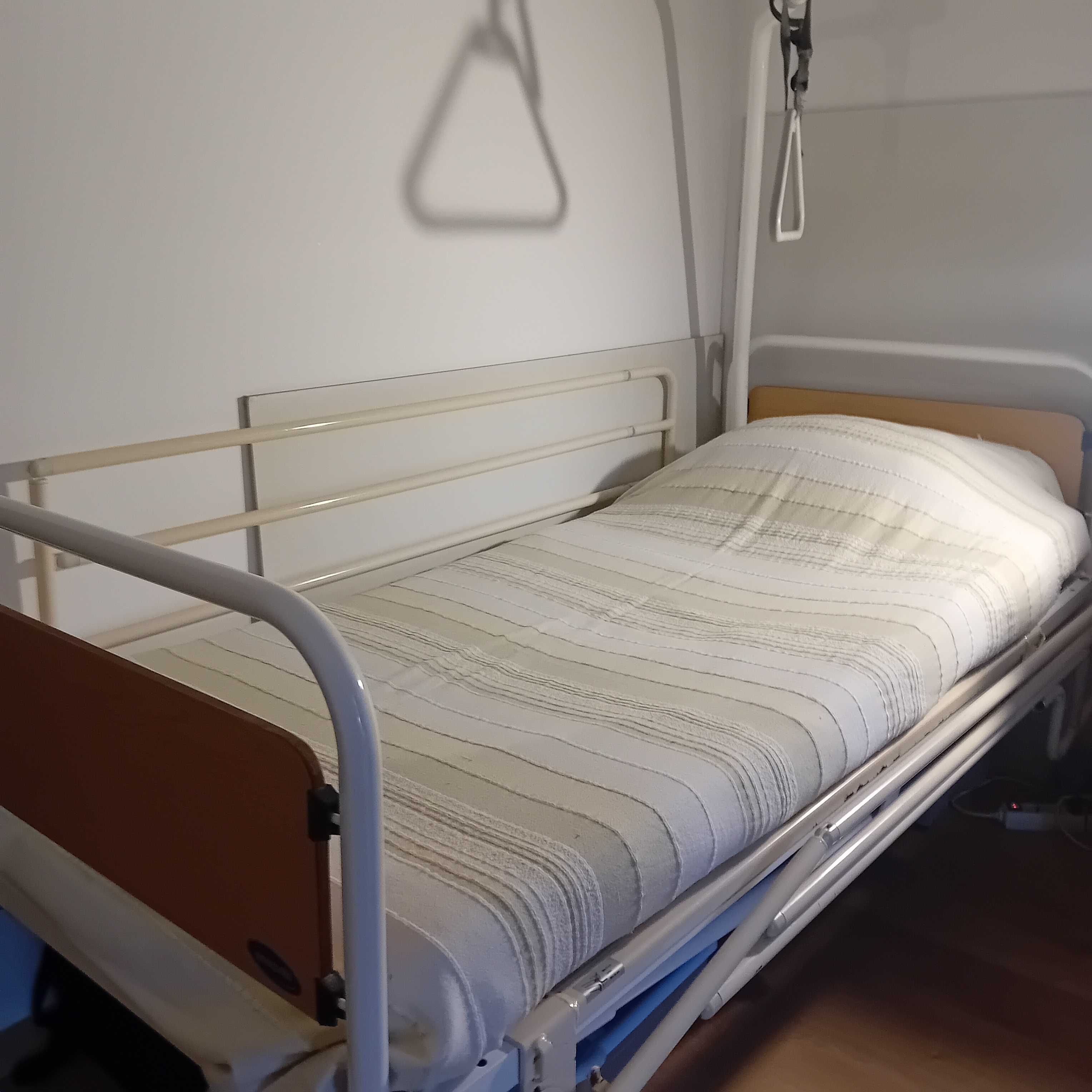 Cama articulada de ferro, com triângulo e colchão à medida