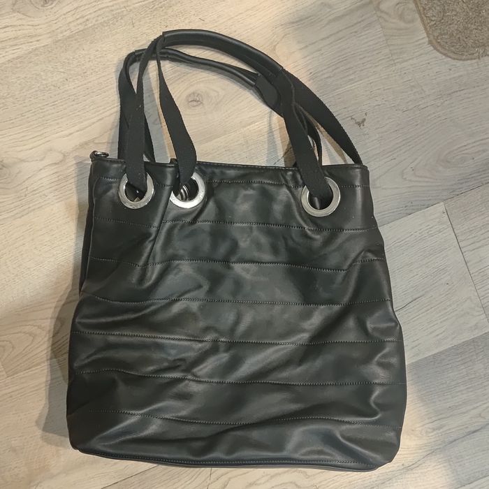 pojemna czarna torba z paskiem