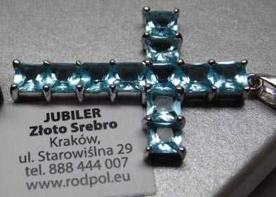 Srebrna zawieszka krzyż niebieskie spinele kwadraty.