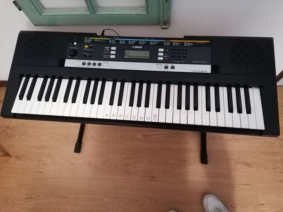 Órgão/ Teclado YAMAHA PSR-E243