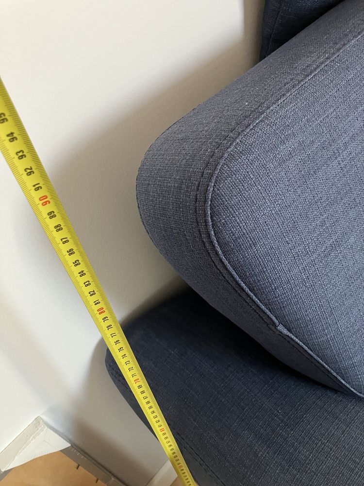 Granatowa sofa rozkładana z pojemnikiem na pościel Agata Meble