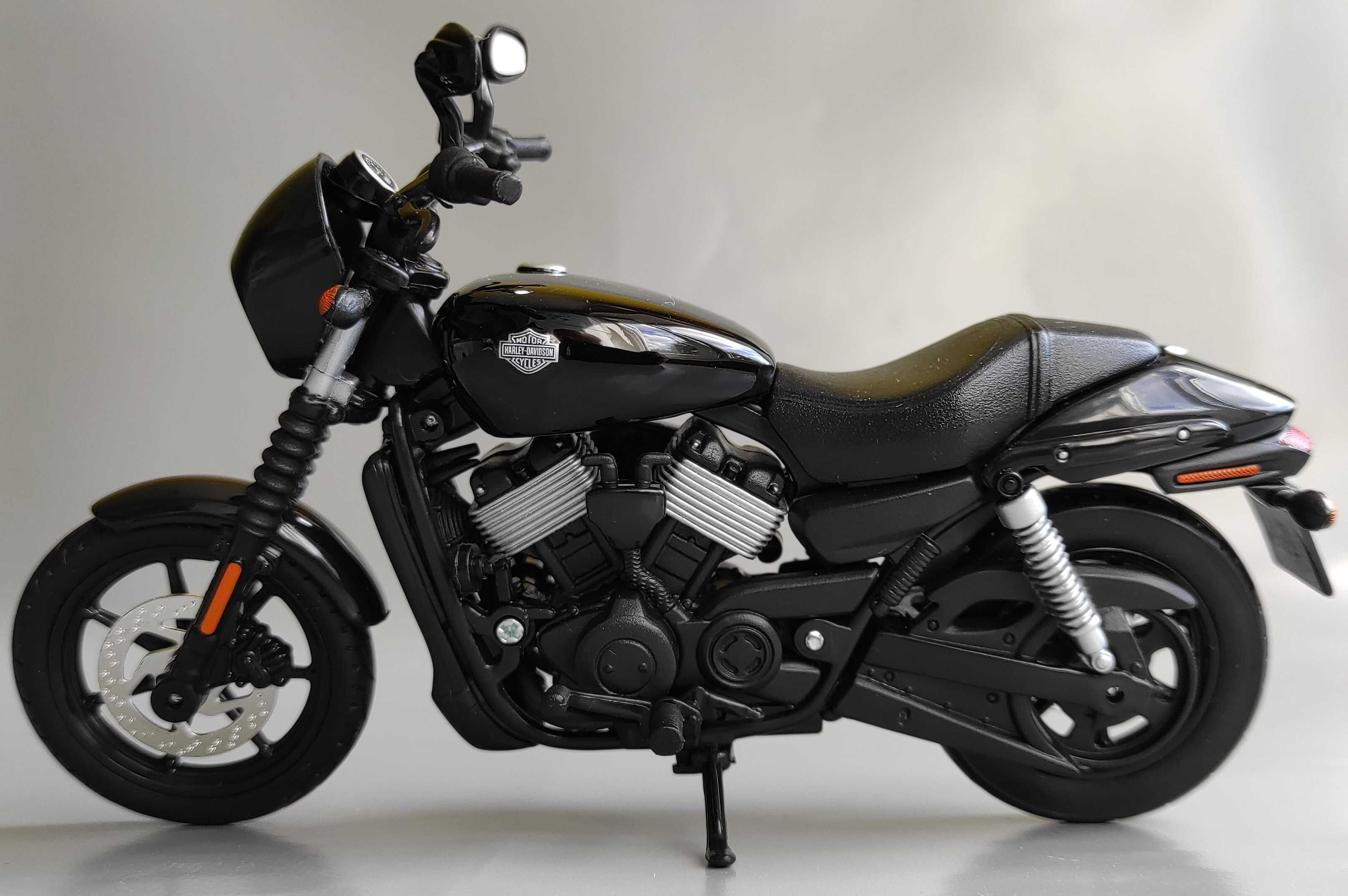 Модель "Harley-Davidson Street 750 2015" 1/12 (Maisto)