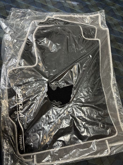 Nowe welurowe oryginalne dywaniki Toyota Corolla Hybryd E21