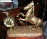 Relógio mecânico com cavalo
